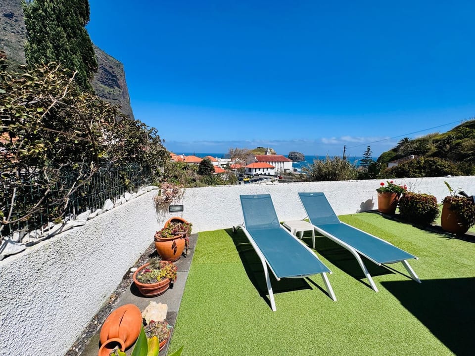 Property building, Balcony/Terrace, Living room, Swimming pool