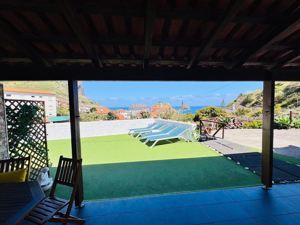 Property building, Balcony/Terrace, Living room
