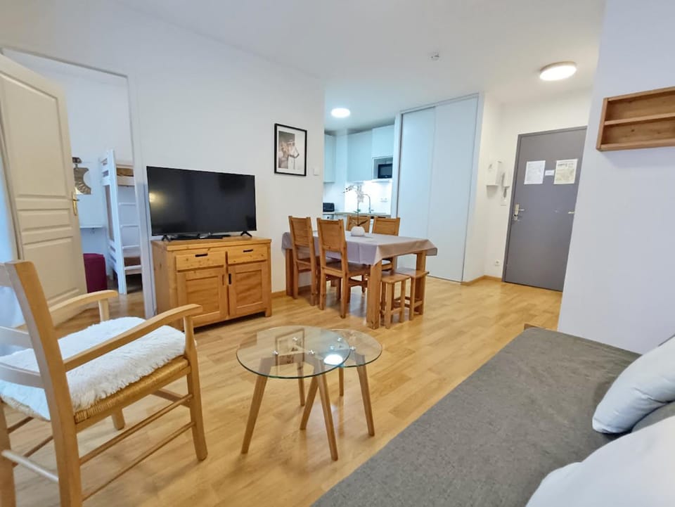 TV and multimedia, Kitchen or kitchenette, Living room, Seating area, Dining area