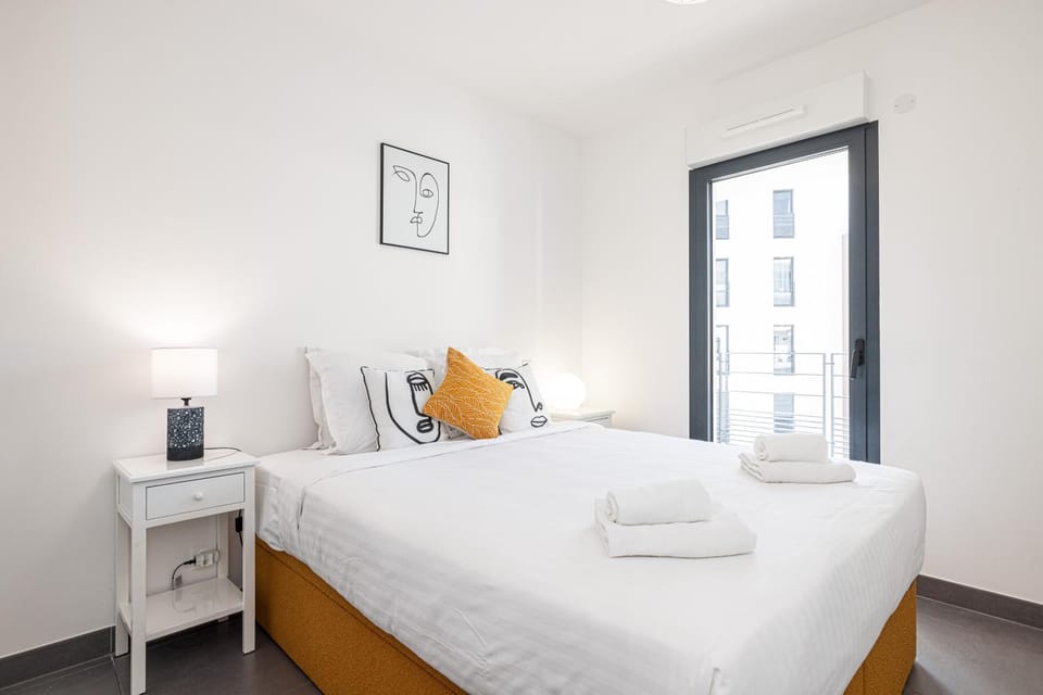 Bed, Bedroom, towels