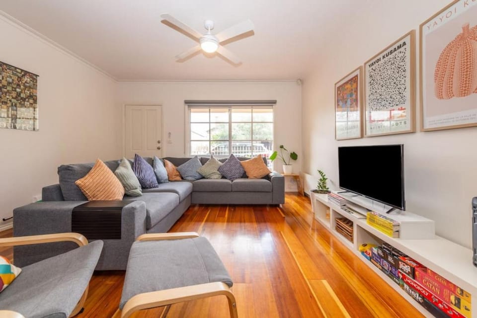 TV and multimedia, Living room, Seating area, fireplace