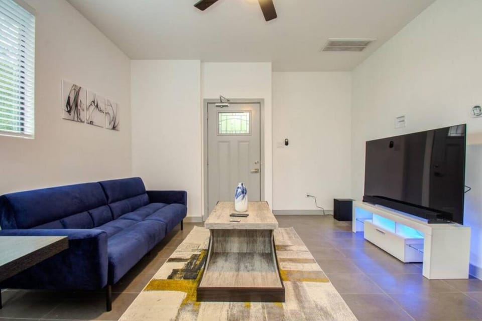 Modern 2 Bedroom 2 Bathroom Near Downtown Houston House in Houston
