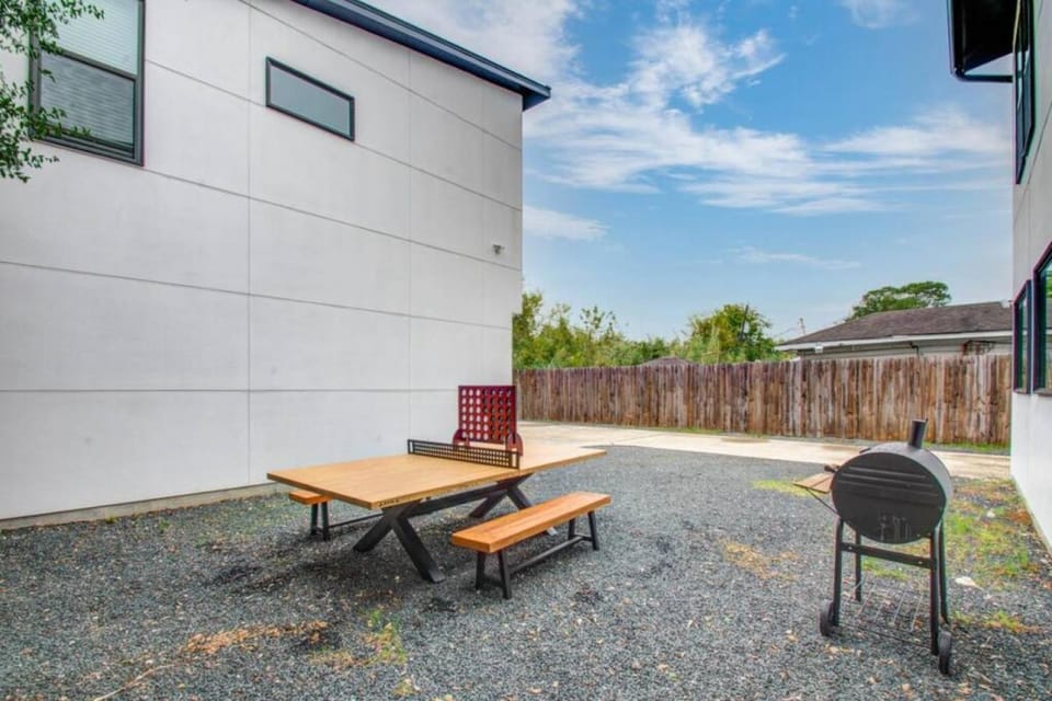 Modern 2 Bedroom 2 Bathroom Near Downtown Houston House in Houston