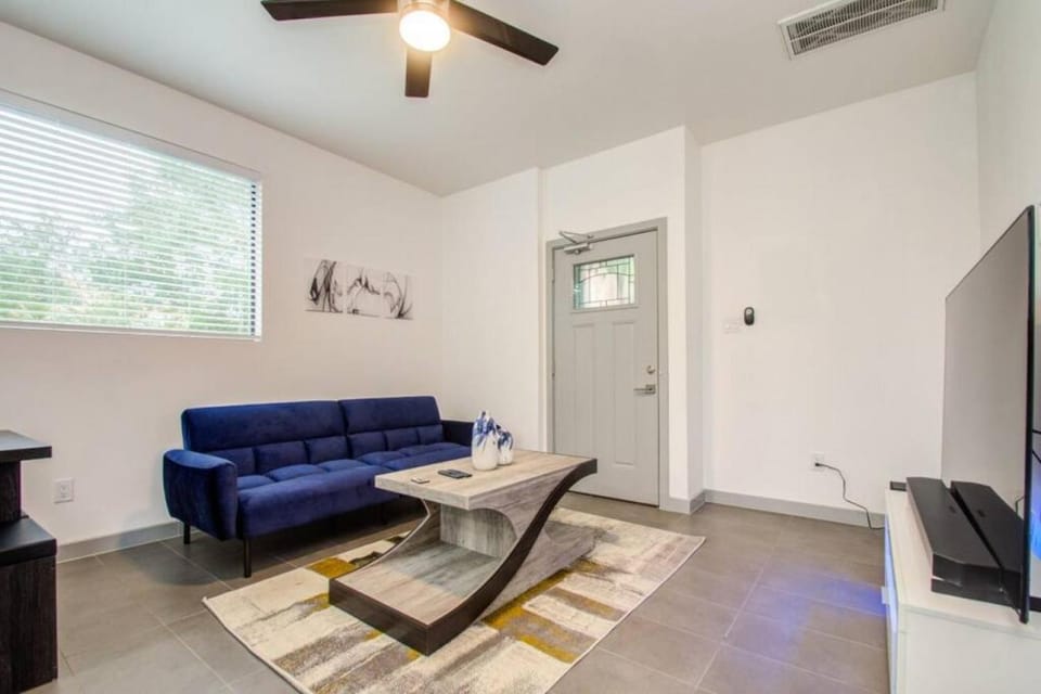 Modern 2 Bedroom 2 Bathroom Near Downtown Houston House in Houston