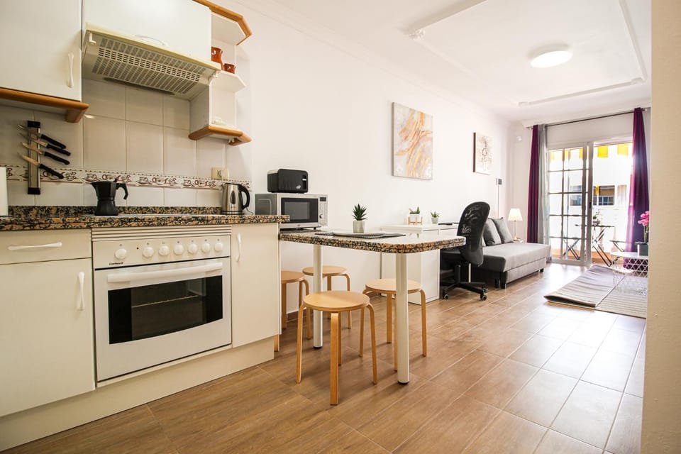 Kitchen or kitchenette, Living room, Dining area, minibar, pet friendly, toaster