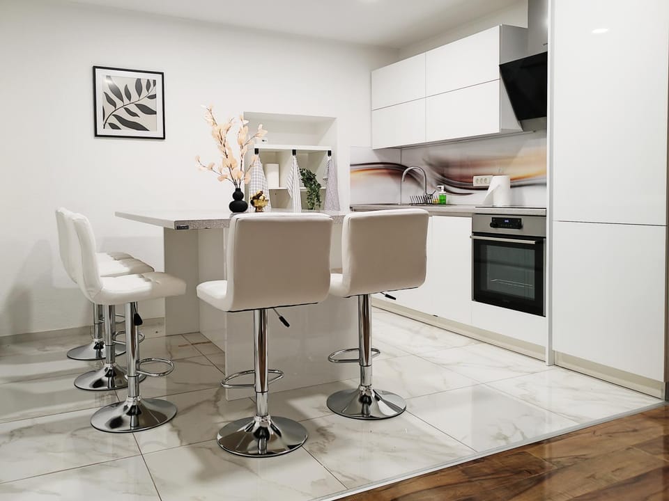 Kitchen or kitchenette, Dining area, pet friendly