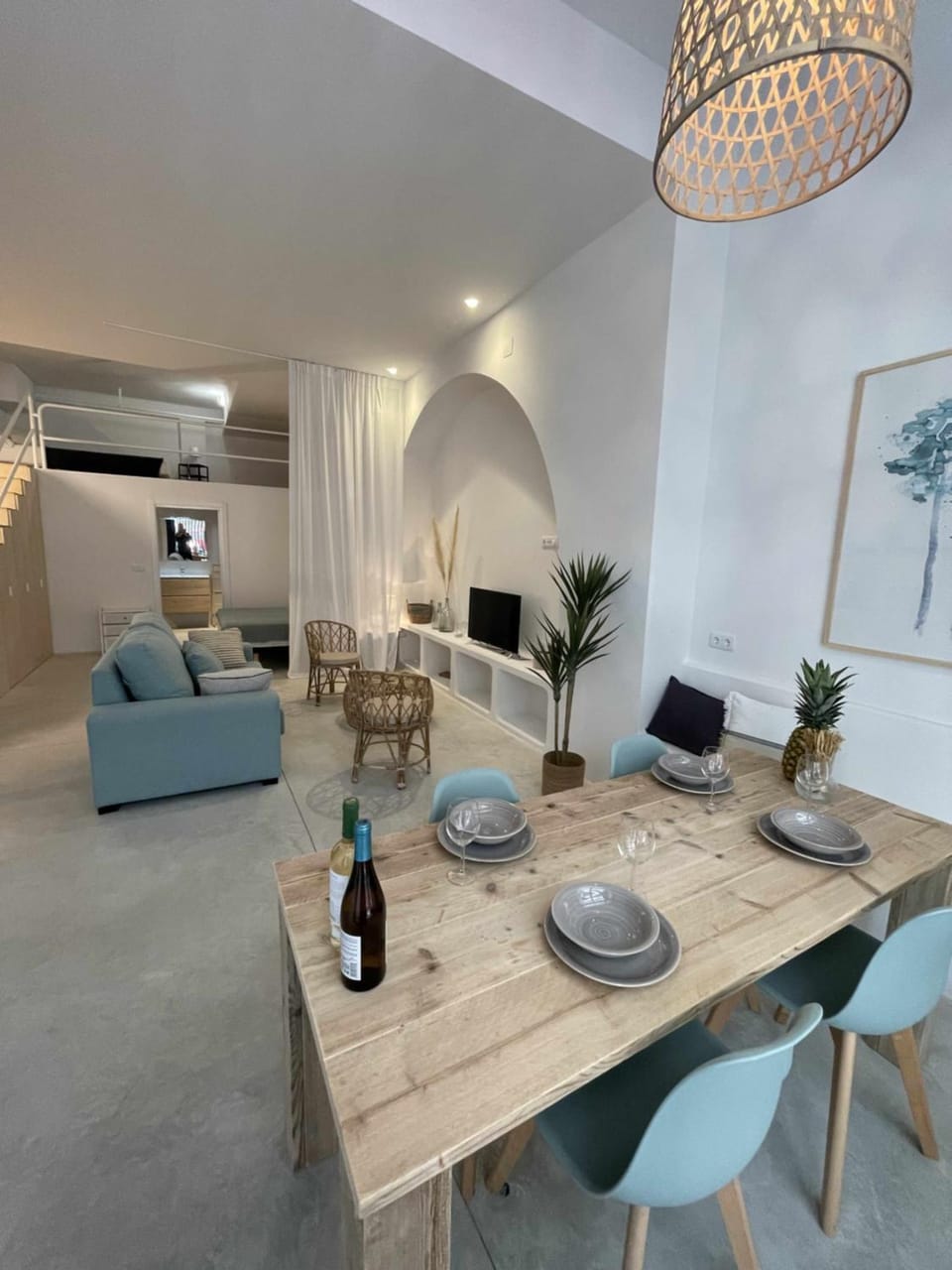 TV and multimedia, Living room, Seating area, Dining area