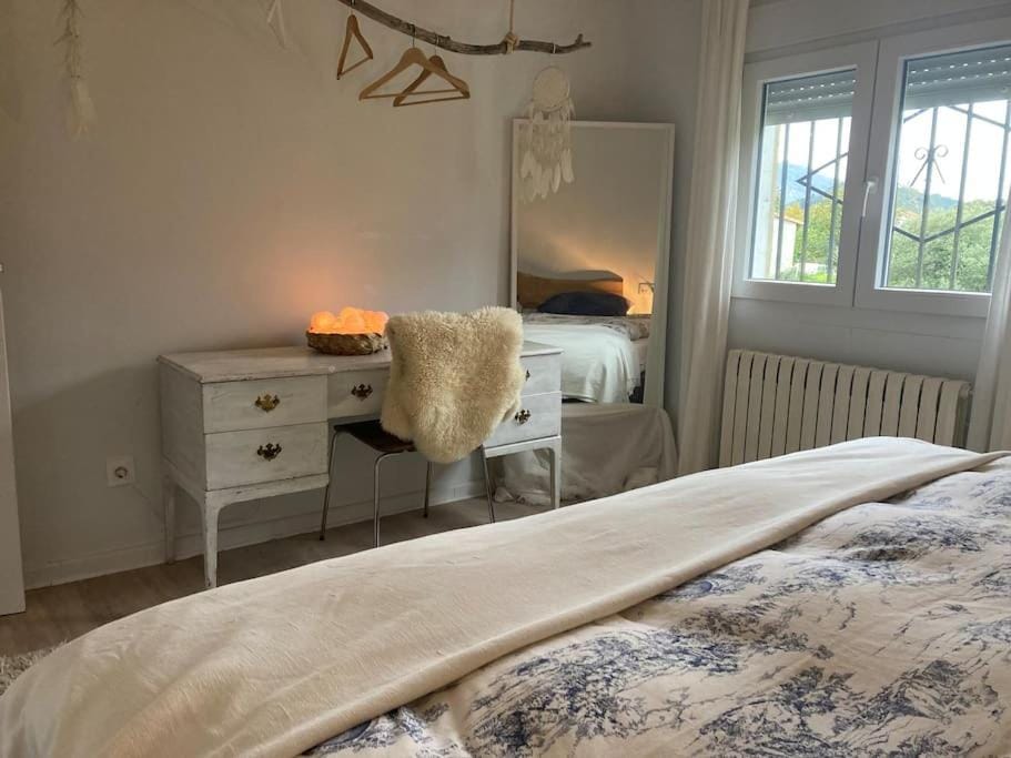 Photo of the whole room, Bedroom