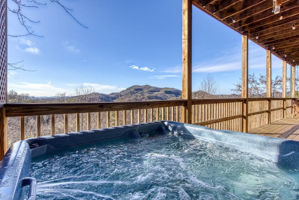 Whiskey's mountain lodge, Mtn Views, Hot Tub, 560 FREE tickets each paid day Chalet in Sevier County