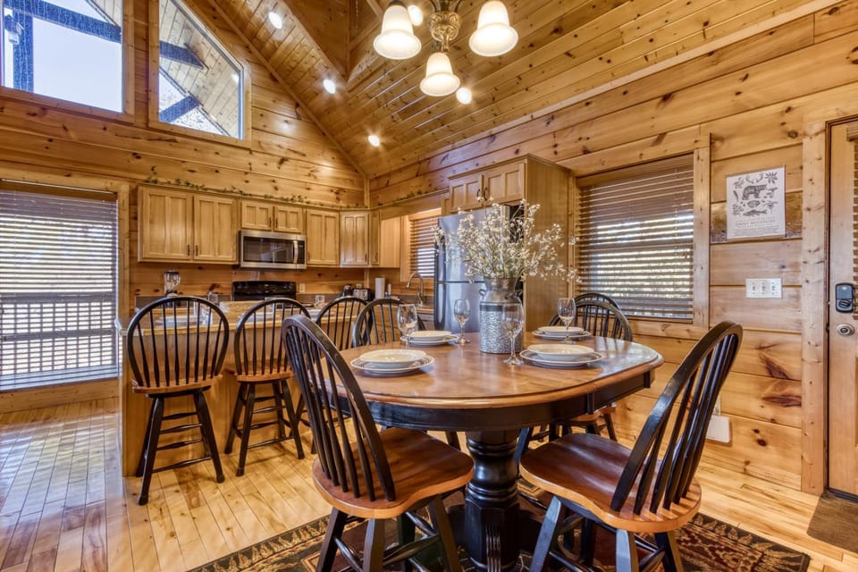 Whiskey's mountain lodge, Mtn Views, Hot Tub, 560 FREE tickets each paid day Chalet in Sevier County