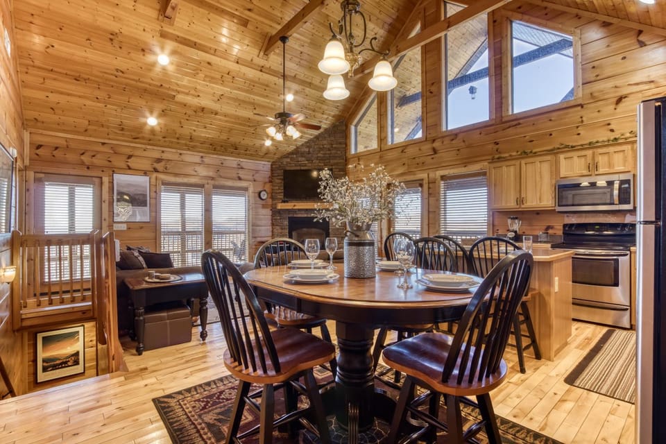 Whiskey's mountain lodge, Mtn Views, Hot Tub, 560 FREE tickets each paid day Chalet in Sevier County