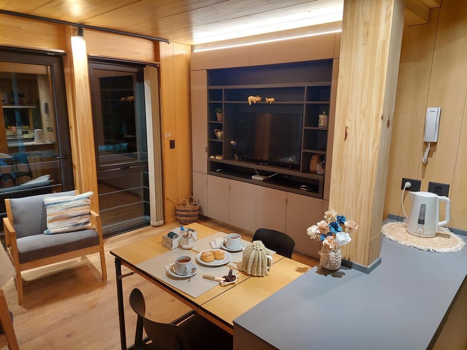 Kitchen or kitchenette, Food and drinks, Dining area