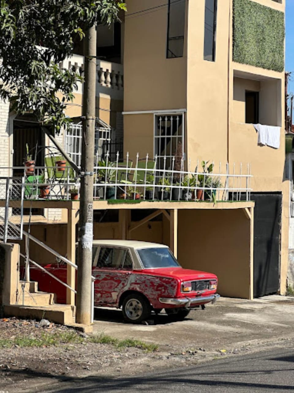 Property building, Day, Neighbourhood, Street view, Parking