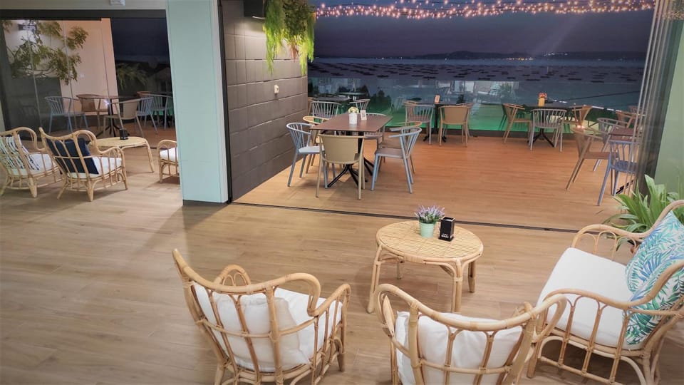 Property building, Restaurant/places to eat, Balcony/Terrace
