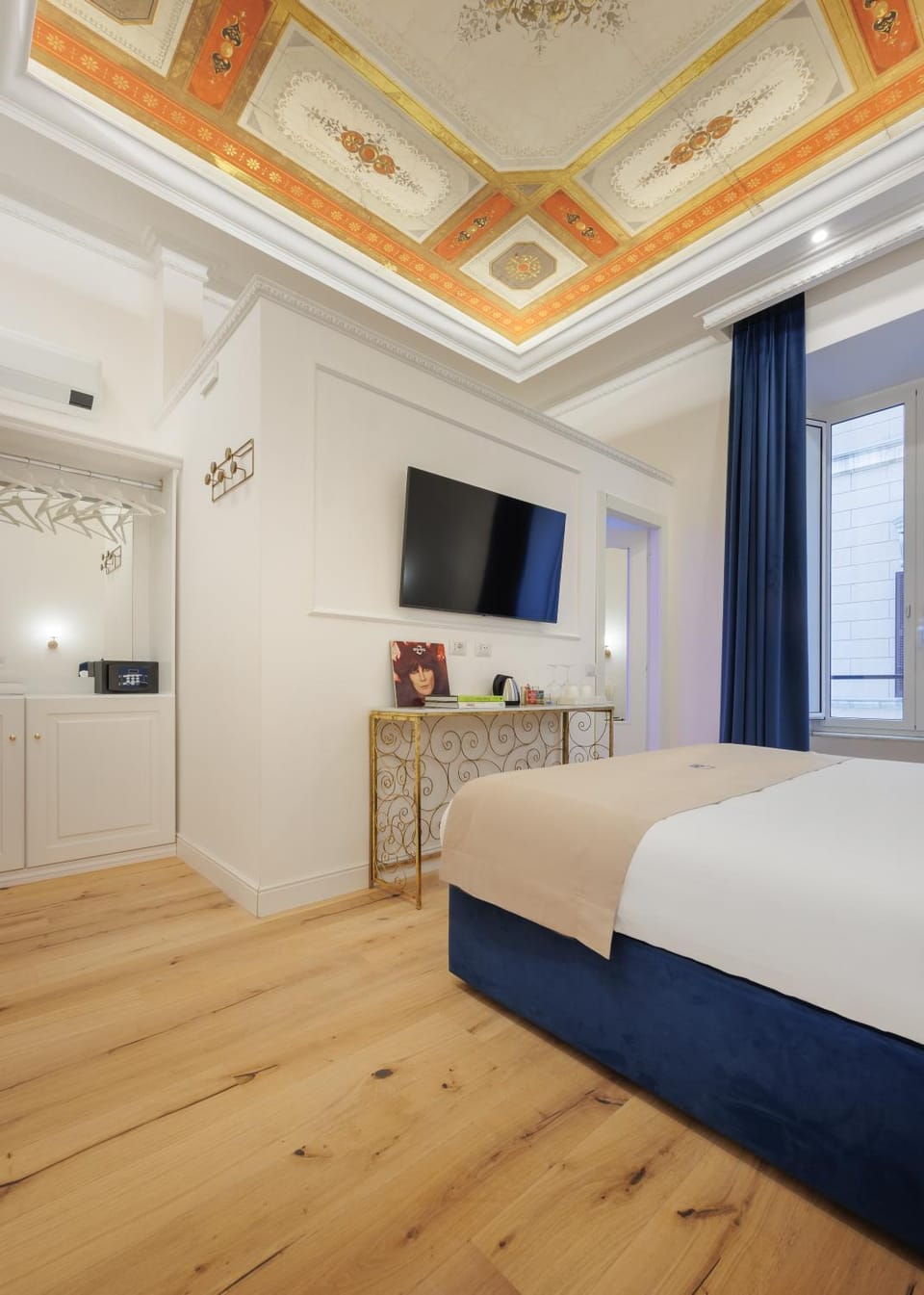 Bed, TV and multimedia, Photo of the whole room, Bedroom, hair dresser, safe, wardrobe