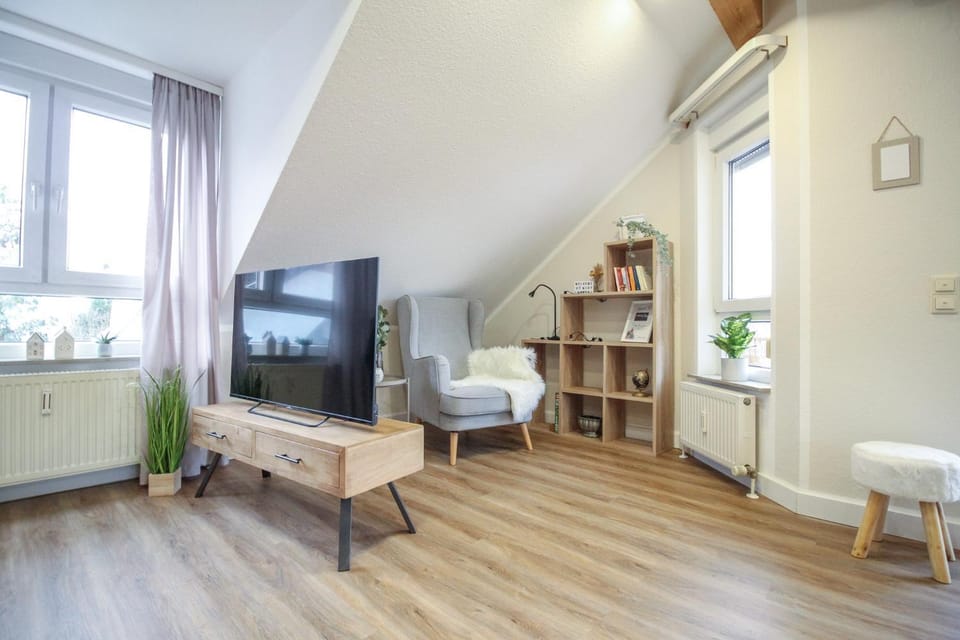 TV and multimedia, Living room, Seating area, Evening entertainment, hair dresser
