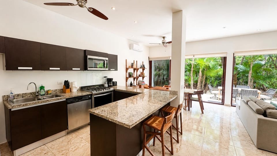 Townhome with private Rooftop & Jacuzzi - Beach across street Villa in State of Quintana Roo