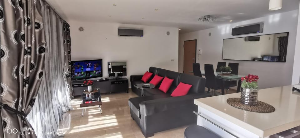 Communal lounge/ TV room, Seating area, air conditioner