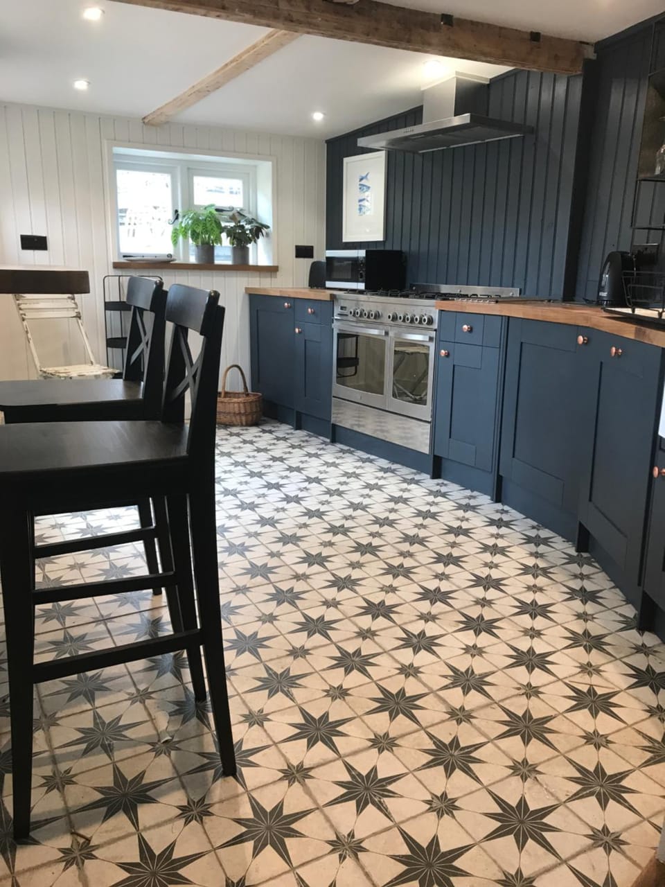 Dining area, dishwasher, stove, toaster, washing machine, kitchen, kitchen