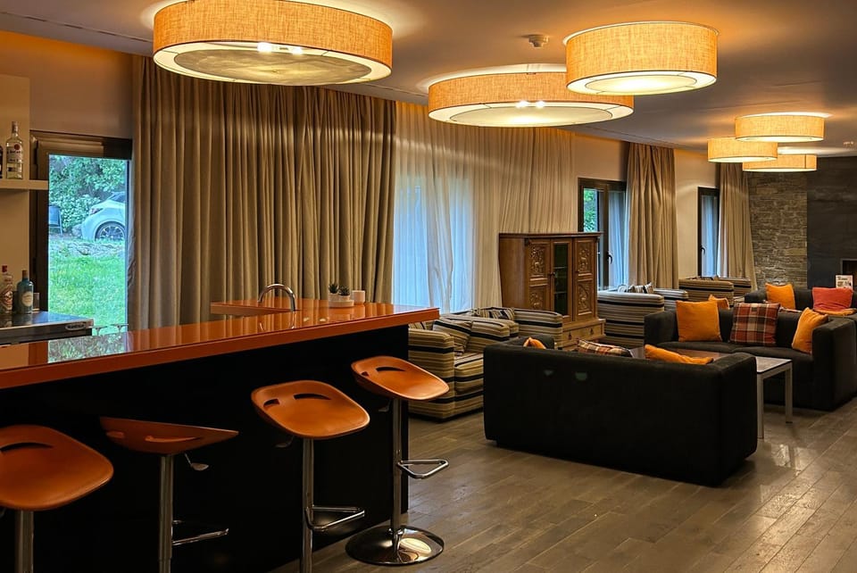 Restaurant/places to eat, Living room, Seating area