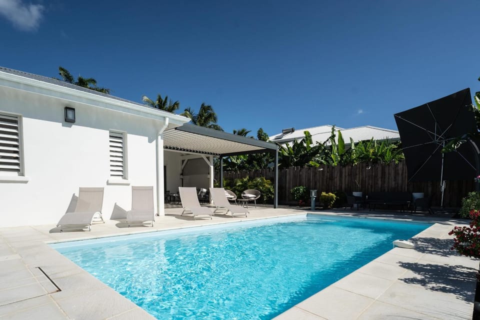 Property building, Patio, Day, Pool view, Swimming pool, sunbed