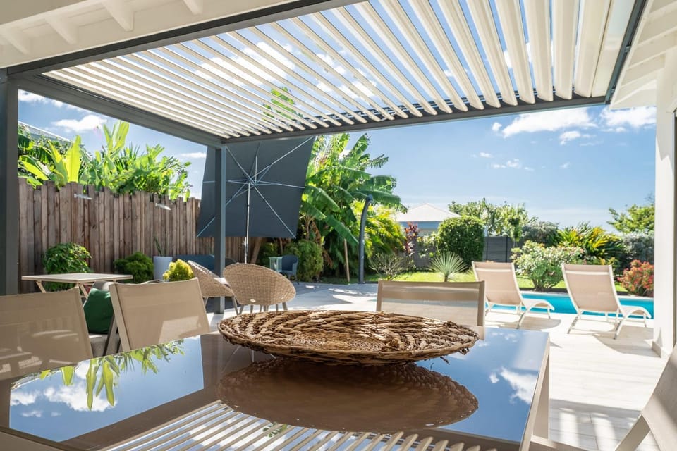 Patio, Day, Garden, View (from property/room), Balcony/Terrace, Living room, Seating area, Dining area, Garden view, Pool view, Swimming pool