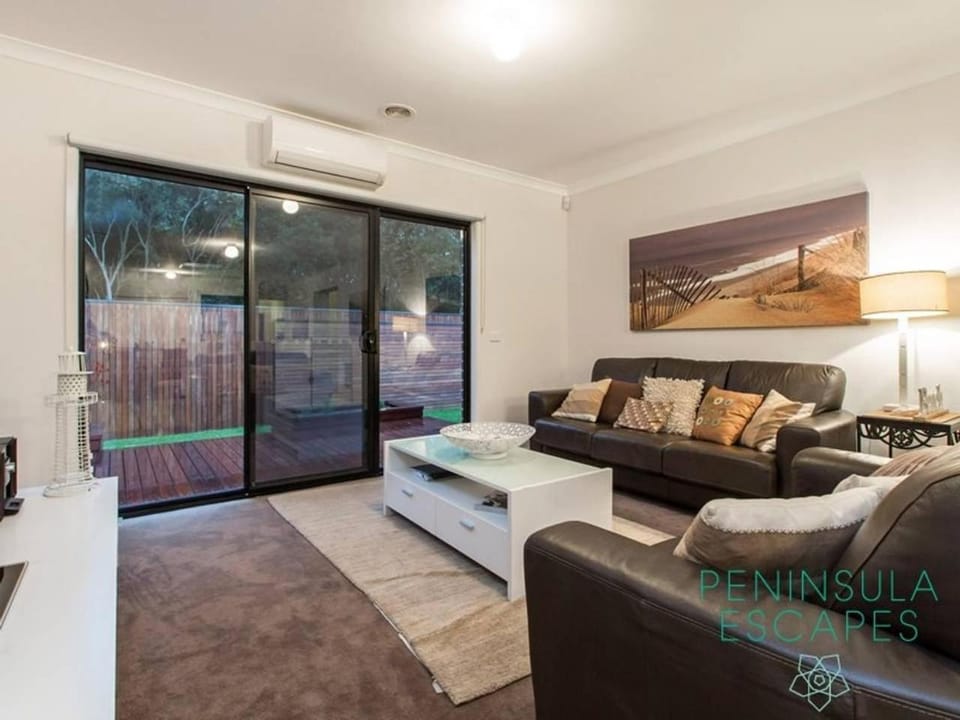 TV and multimedia, Living room, Seating area, air conditioner
