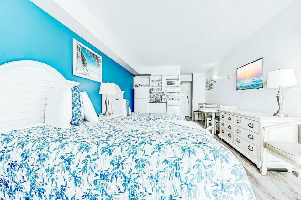 Ocean front comfy condo w/kitchen, sleeps 4, Snowbird Paradise Apartment in Myrtle Beach