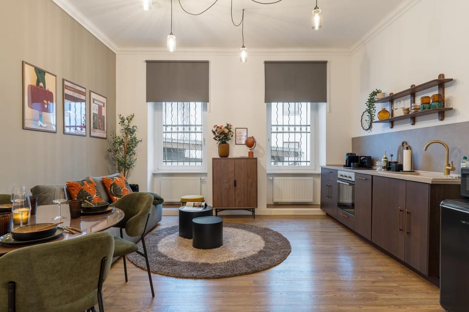 Coffee/tea facilities, Kitchen or kitchenette, Living room, Seating area, Dining area