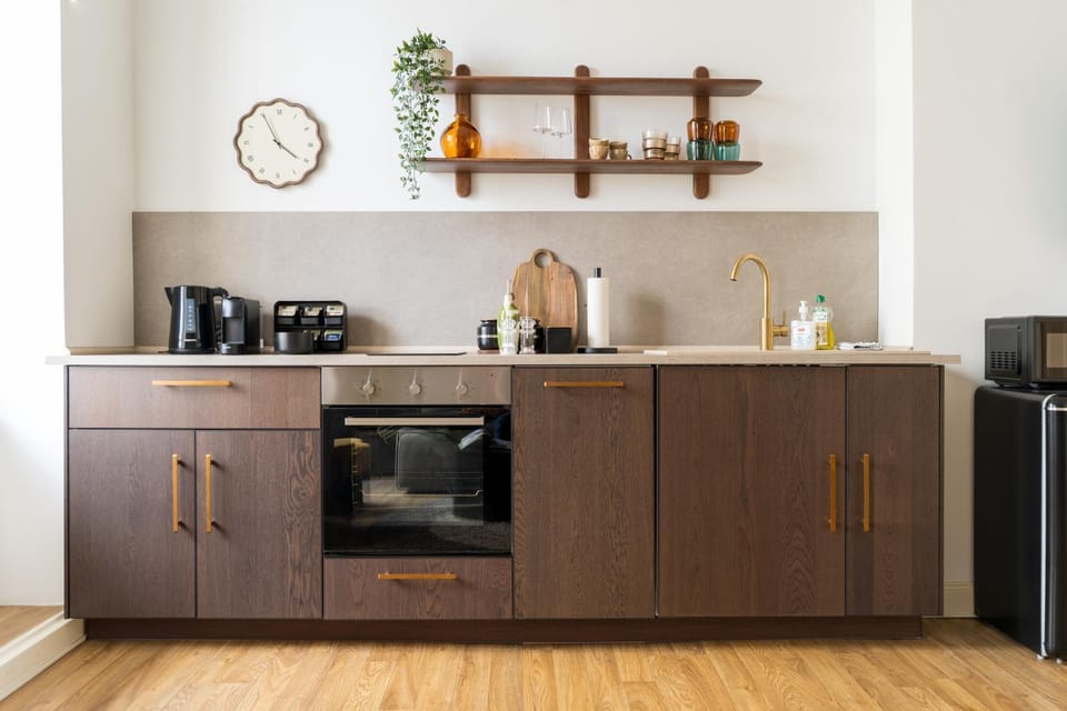 Coffee/tea facilities, Kitchen or kitchenette, oven, stove