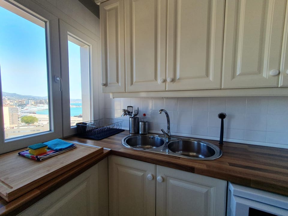 Kitchen or kitchenette, City view, Landmark view, Mountain view, Sea view