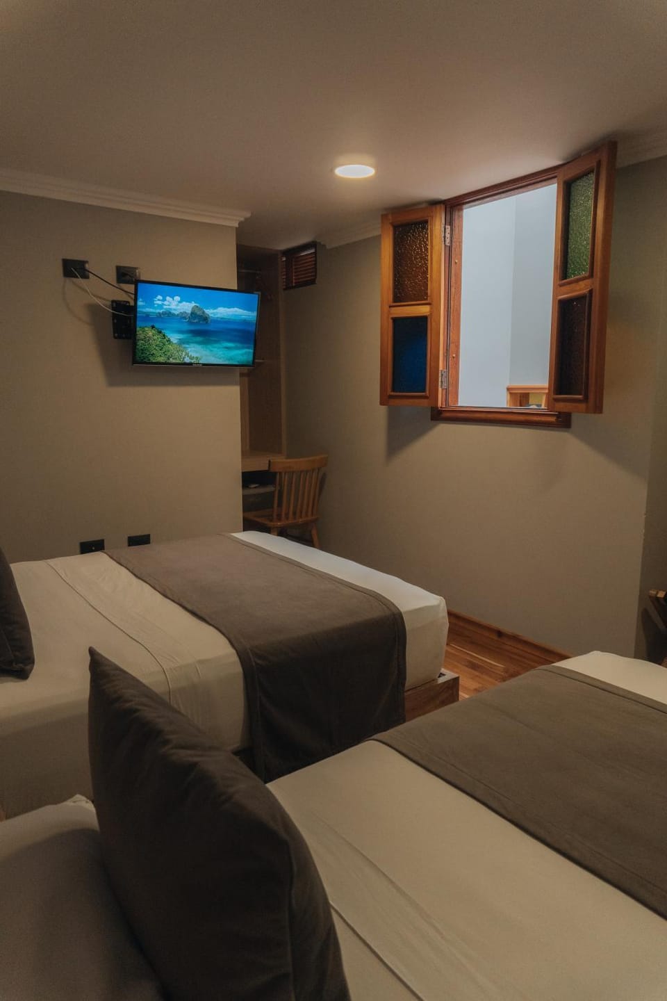 Bed, TV and multimedia, Photo of the whole room, Bedroom