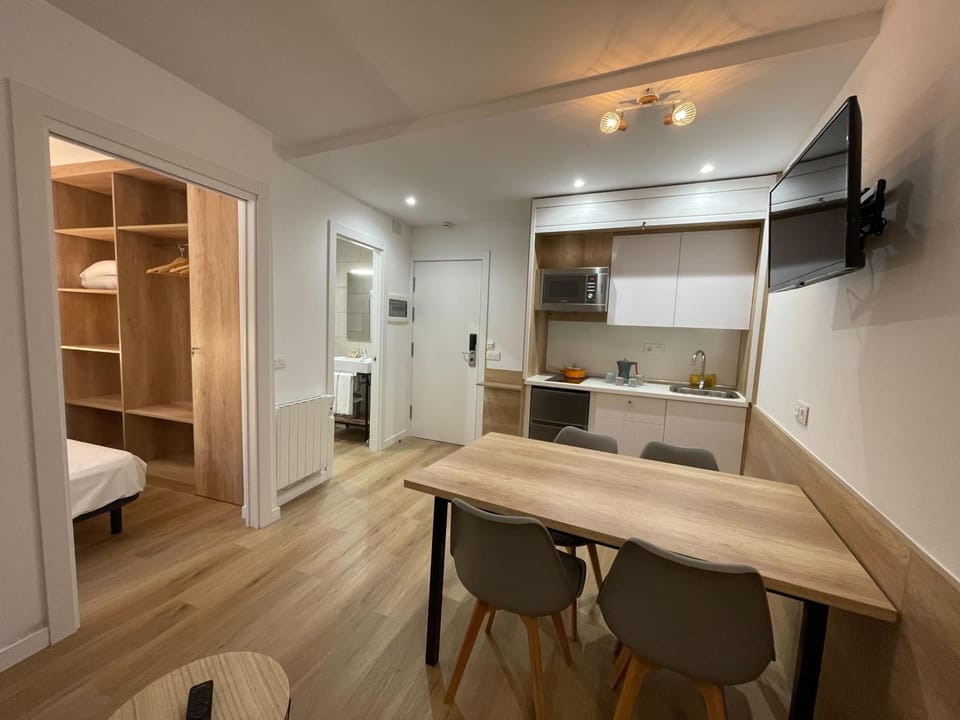 Photo of the whole room, Dining area