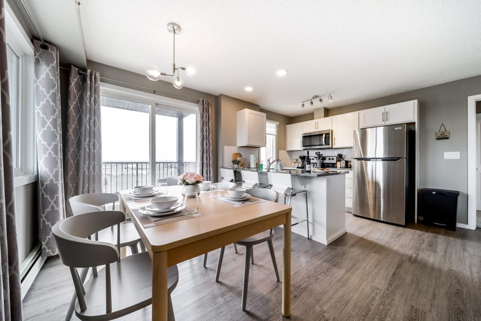 Kitchen or kitchenette, Dining area