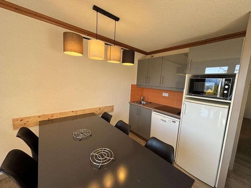 Duplex 6 pers, skis aux pieds, piscine & sauna - L'Alpe d'Huez - FR-1-405-211 Apartment in Huez