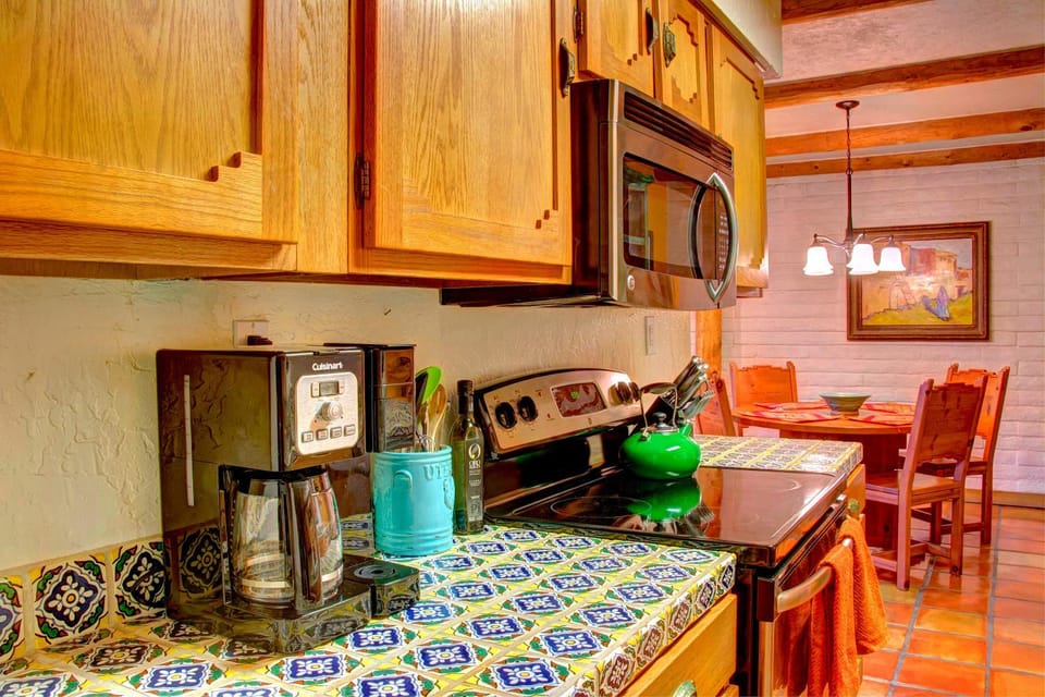 Coffee/tea facilities, Kitchen or kitchenette, Dining area, minibar, pet friendly, stove, toaster