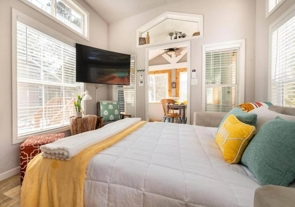 Bed, TV and multimedia, Bedroom