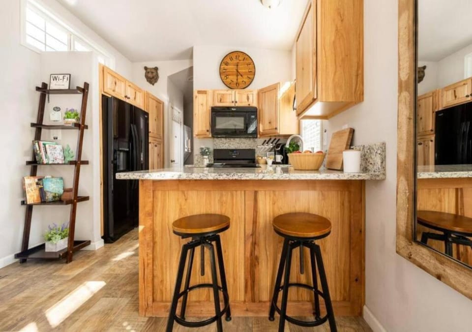 Kitchen or kitchenette, minibar
