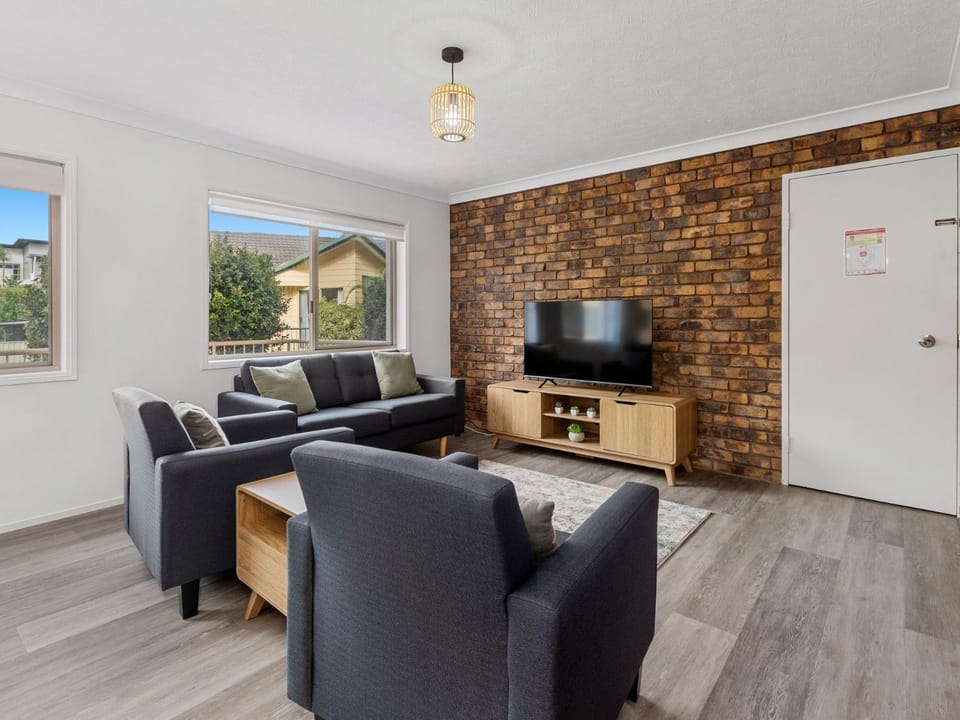 TV and multimedia, Living room, Seating area, Evening entertainment