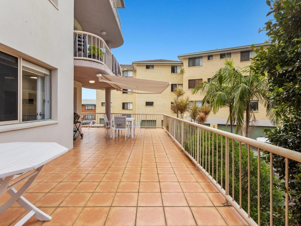 Property building, Patio, Day, Balcony/Terrace