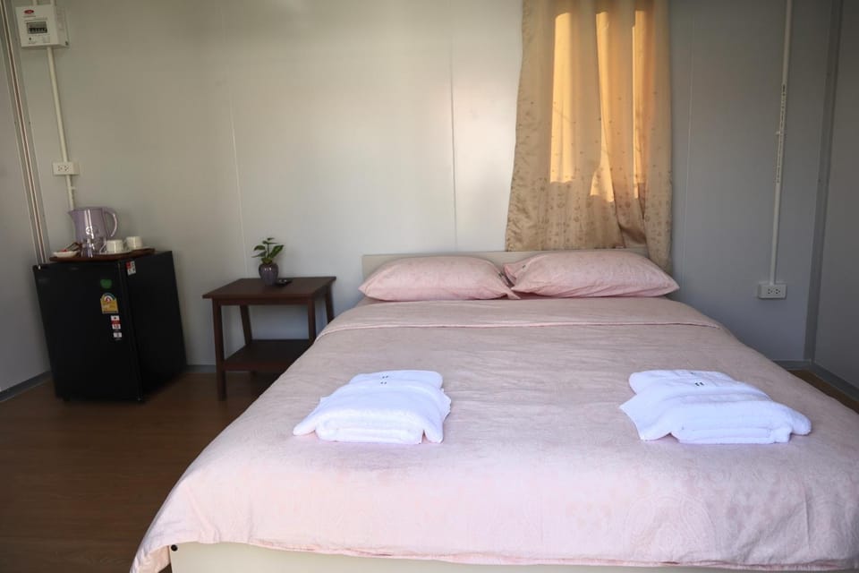 Bed, Bedroom, towels