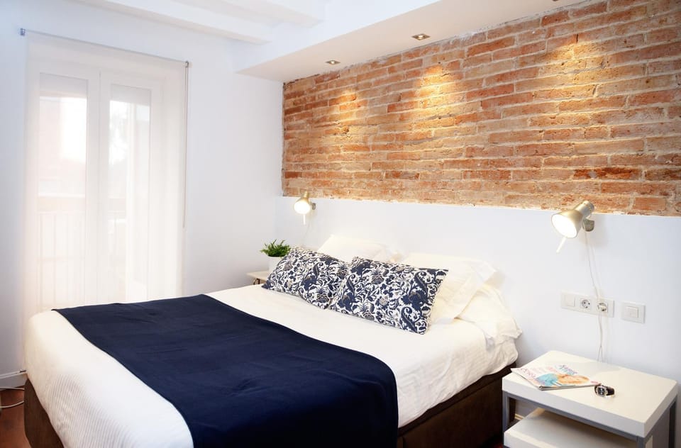 Bed, TV and multimedia, Decorative detail, Bedroom