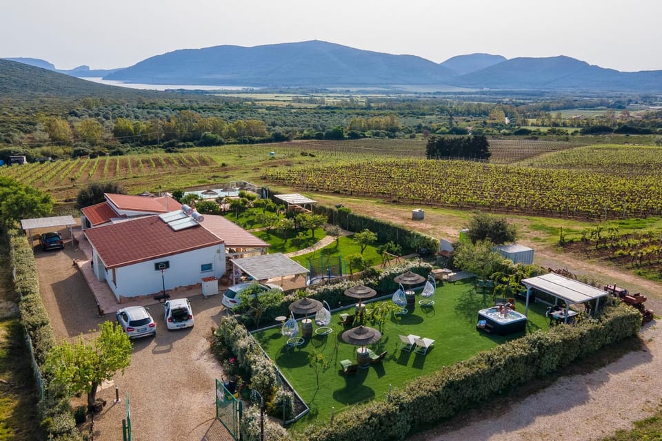 Property building, Day, Natural landscape, Bird's eye view, Garden, Mountain view, Parking