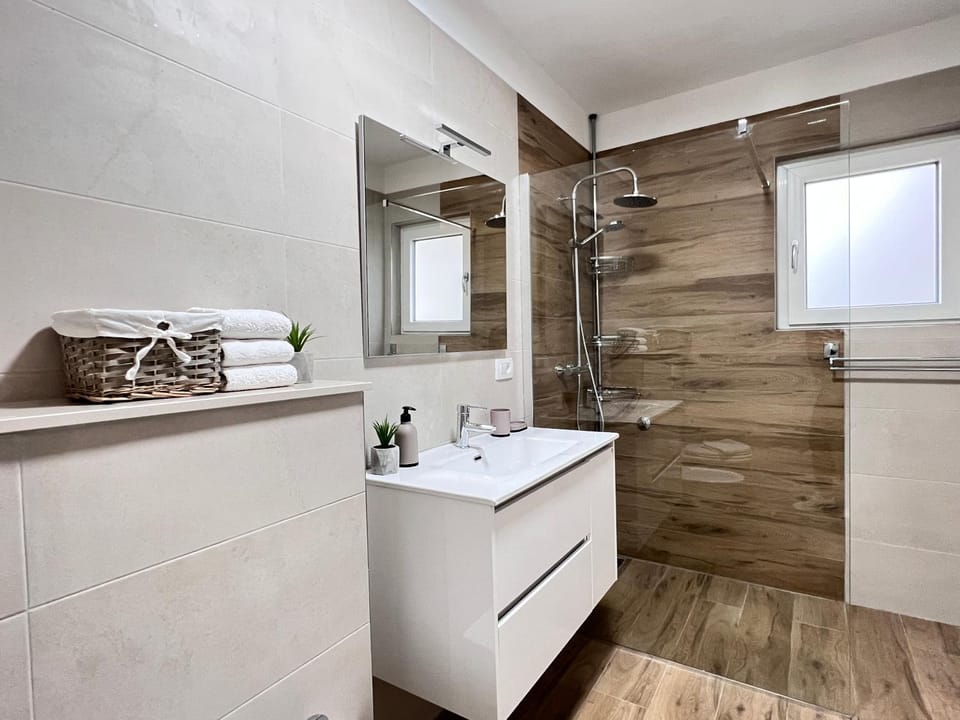 Shower, Bathroom, towels