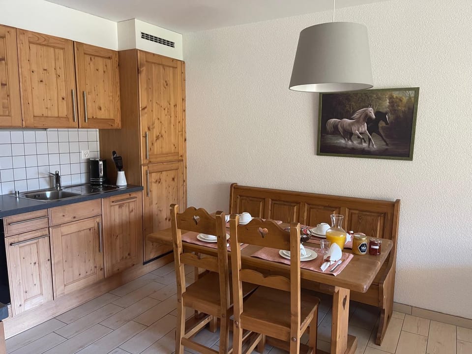 Kitchen or kitchenette, Dining area