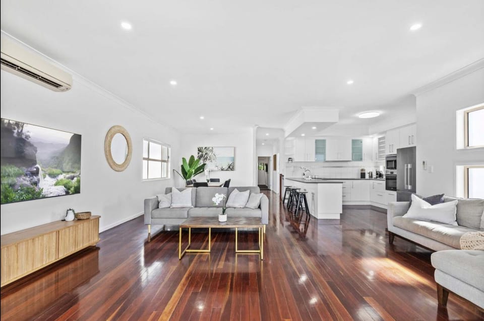 Kitchen or kitchenette, Living room, Seating area, Dining area, oven, air conditioner