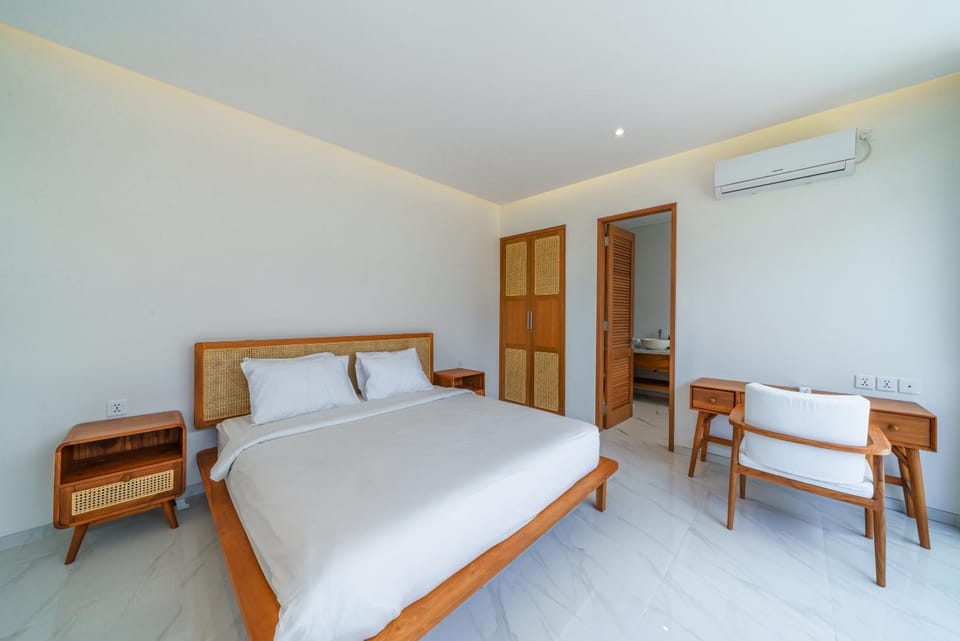 Bed, Photo of the whole room, Seating area, Bedroom, air conditioner