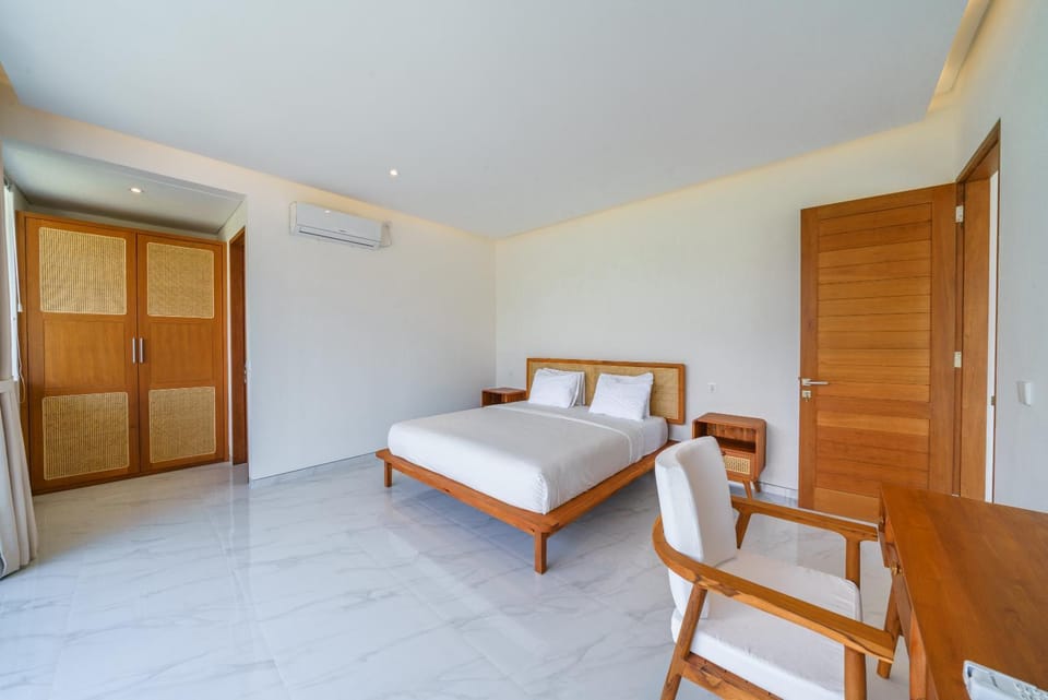 Bed, Photo of the whole room, Seating area, Bedroom, wardrobe, air conditioner