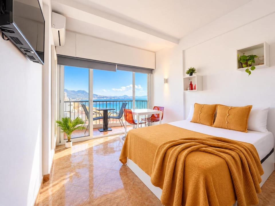 Bed, Natural landscape, TV and multimedia, View (from property/room), Balcony/Terrace, Photo of the whole room, Bedroom, Sea view, internet, internet, air conditioner, air conditioner