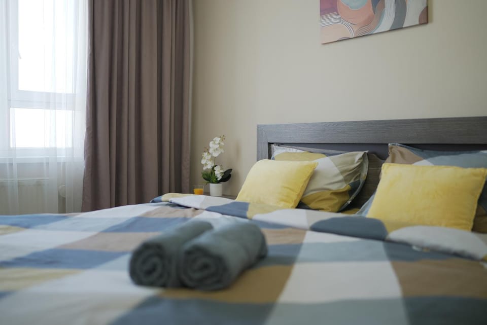 Bed, Bedroom, towels